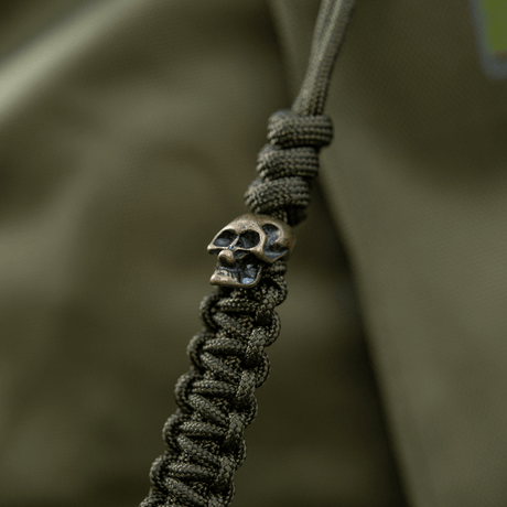 M-Tac Loopy Snake Skull Lanyard, paracordilla ja skull-riipuksella, kestävä ja joustava lisä veitsille ja varusteille.