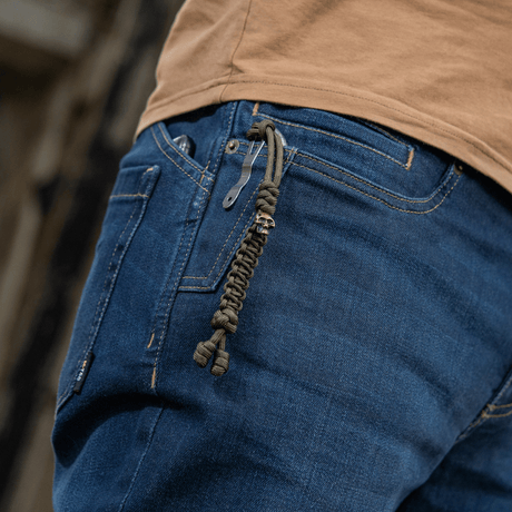 M-Tac Loopy Snake Skull Lanyard paracordilla farkuissa, tyylikäs ja käytännöllinen lisävaruste veitsille, taskulampuille ja muille varusteille.