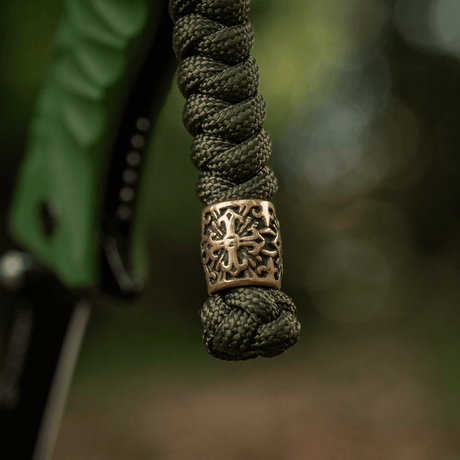 M-Tac Viper Lanyard Scandinavian harmaalla punotulla paracordilla ja koristeellisella Viper-helmellä lähikuvassa, korostaen kestävyyttä ja tyyliä.