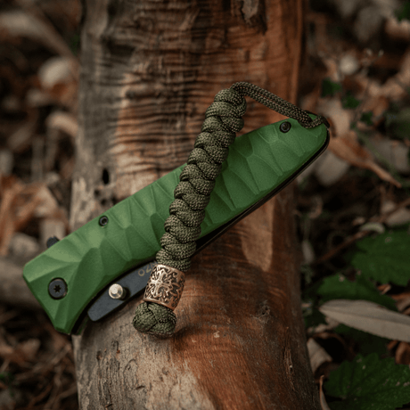 M-Tac Viper Lanyard Scandinavian paracordilla ja Viper-helmellä luonnonympäristössä, ihanteellinen veitsille ja taskutarvikkeille, kestävä ja tyylikäs.