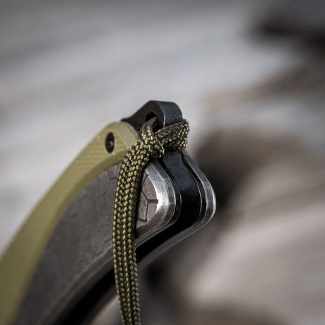 M-Tac Viper Lanyard Stainless Steel modernissa veitsessä, näyttäen punotun paracordin ja ruostumattoman teräksen tyylin ja toiminnallisuuden.