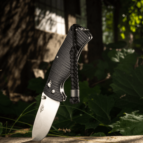 M-Tac Viper Lanyard Stainless Steel veitsessä, tyylikäs ja kätevä vetäisy metsäympäristössä.