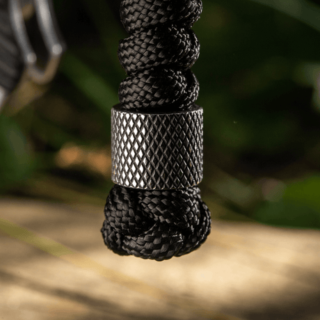 M-Tac Viper Lanyard Stainless Steel, punottu paracord ja Viper-helmi ruostumattomasta teräksestä, korostaa veistä tyylikkäästi.