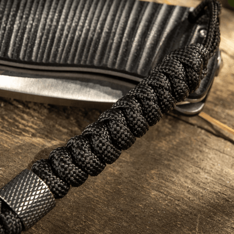 M-Tac Viper Lanyard Stainless Steel, punottu paracord ja ruostumaton teräshelmi, parantaa veitsen käytettävyyttä ja ulkonäköä.