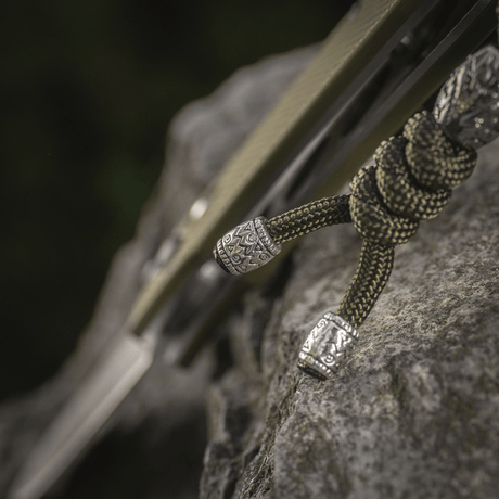 M-Tac Zeus Stainless Steel Lanyard, punottu paracord-malli koristetuilla helmillä nopeaan veitsen käyttöön ja varusteiden hallintaan.