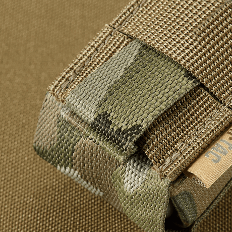 M-Tac Gasdåseholder Vertikal MOLLE-järjestelmään, valmistettu MIL-SPEC-nauhoista Woojin-lukolla helppoa käyttöä varten, lähikuva maastokuvioisena.