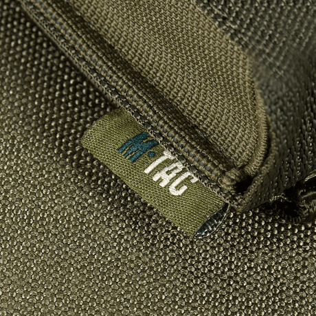 Lähikuva M-Tac pystysuorasta kaasupullonpidikkeestä, valmistettu tukevasta materiaalista, selkeä M-Tac-logo, nopea pääsy kaasupulloille.