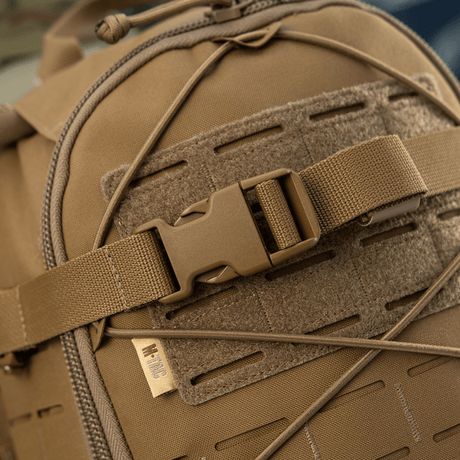 M-Tac reppu Sturm Elite Gen.II Cordura-materiaalilla ja MOLLE-järjestelmällä, suunniteltu omavaraisille retkille ja kenttävarusteille, lähikuva.