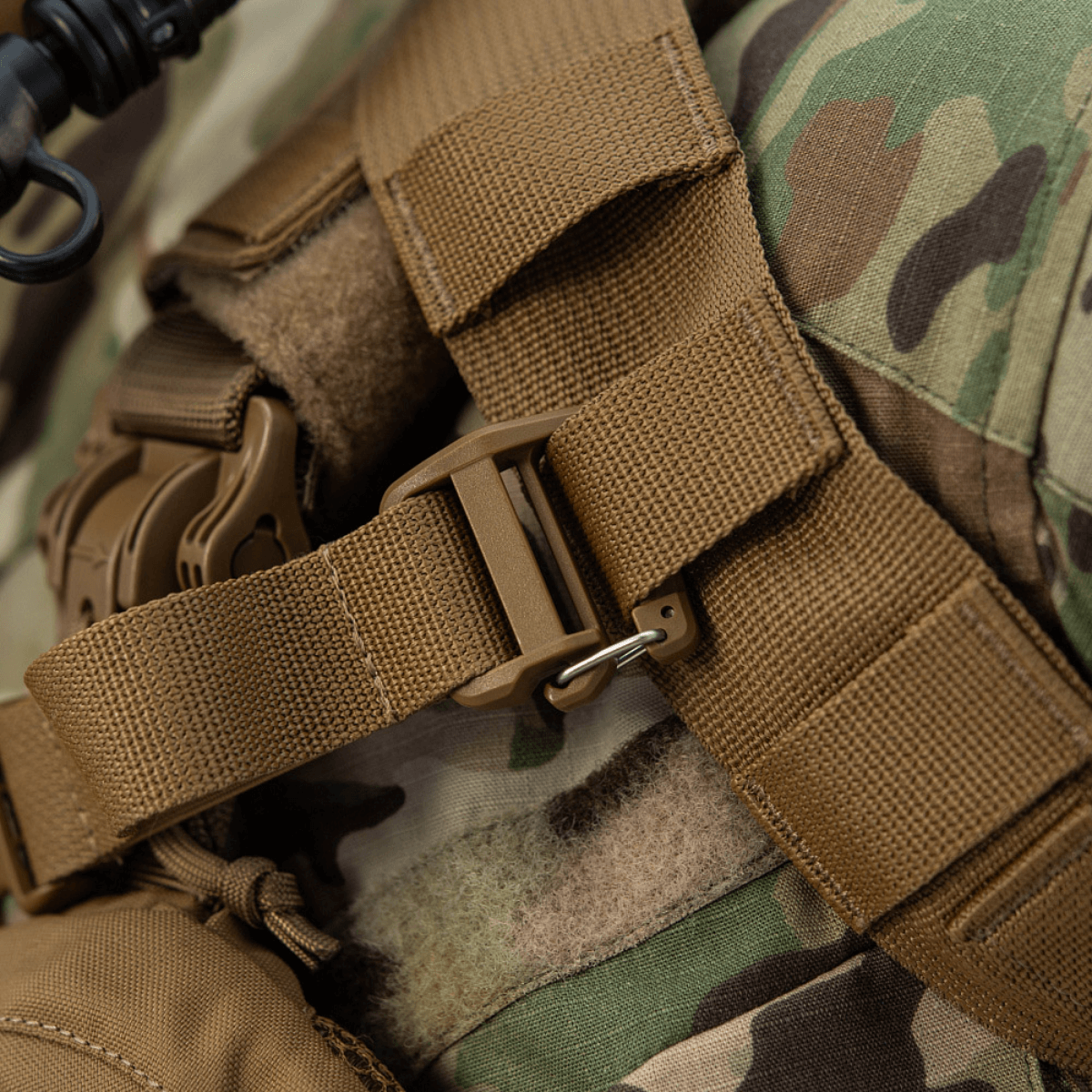 Detalje af M-Tac Rygsæk Sturm Elite Gen.II spænde med camo print og forstærket strop i slidstærk Cordura 500D og 1000D materiale.