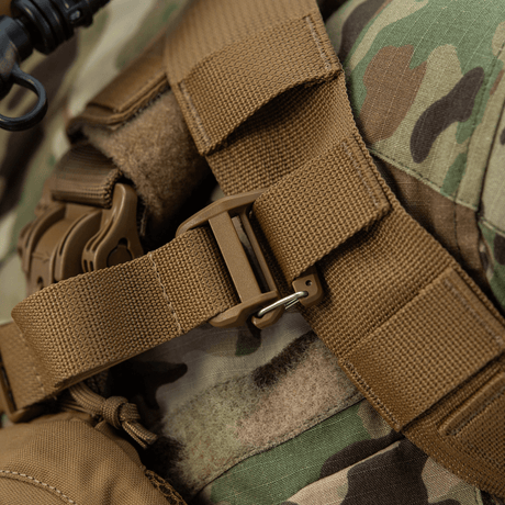 Yksityiskohta M-Tac reppu Sturm Elite Gen.II soljesta camo-kuviolla ja vahvistetusta remmistä, Cordura 500D ja 1000D -materiaalit.