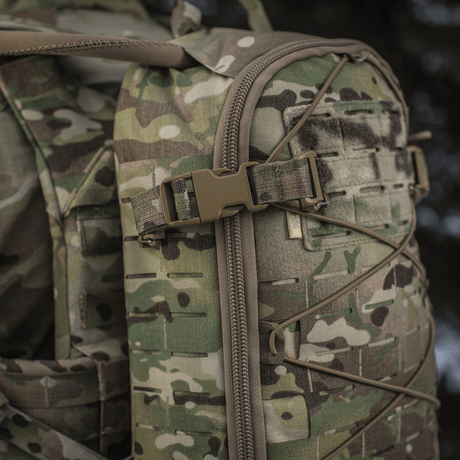 Lähikuva M-Tac reppu Sturm Elite Gen.II MOLLE Laser Cut -järjestelmällä ja joustonarulla takille tai maastoverkolle.