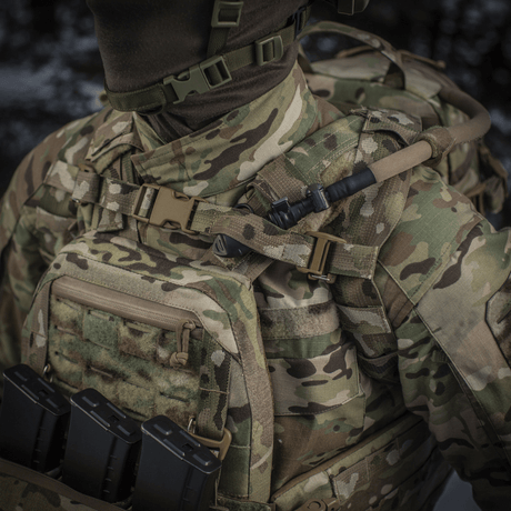 M-Tac reppu Sturm Elite Gen.II maastokuvioinnilla, MOLLE-järjestelmällä ja sisäänrakennetulla juomajärjestelmällä, kuvattu kenttäasetelmassa.