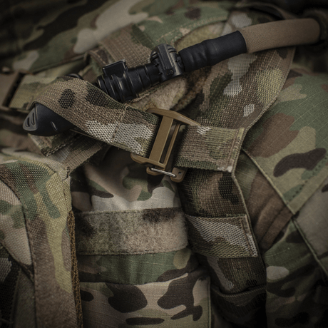 M-Tac reppu Sturm Elite Gen.II juomajärjestelmällä ja maastokuvioinnilla, lähikuva soljesta ja juomaletkusta.