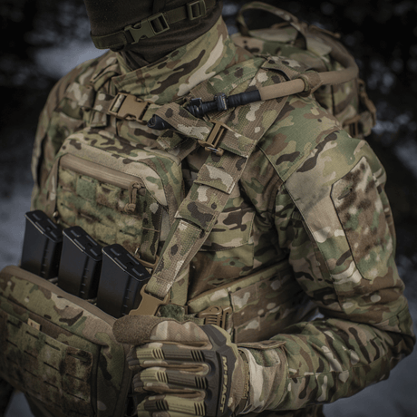 Sotilas kantaa M-Tac reppu Sturm Elite Gen.II maastovaatteissa. Reppu MOLLE-järjestelmällä ja sisäänrakennetulla juomajärjestelmällä.