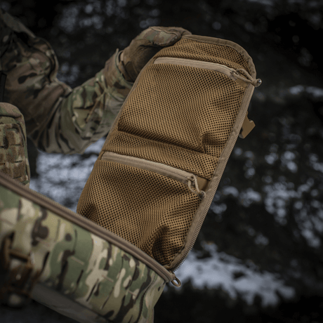 M-Tac reppu Sturm Elite Gen.II avoin pääosio verkkotaskuilla EDC-varusteille kentällä, sotilaallinen maastokuvio.