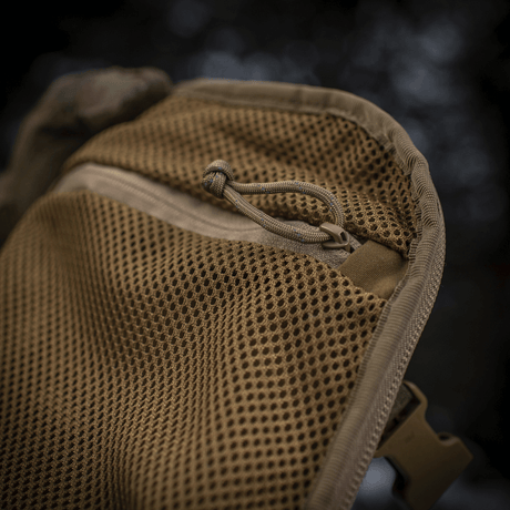 Yksityiskohta M-Tac Sturm Elite Gen.II -repusta, verkkotasku EDC-varusteille. Valmistettu kestävästä Cordurasta ulkokäyttöön.