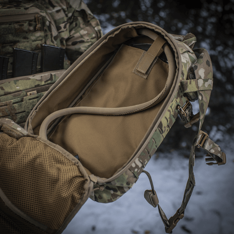 M-Tac Sturm Elite Gen.II -reppu avoinna, päätila ja juomajärjestelmä, metsämaastokuvio.