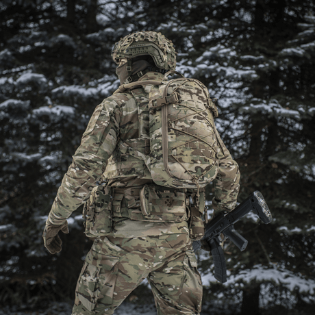 M-Tac reppu Sturm Elite Gen.II sotilas maastopuvussa metsässä talvella.