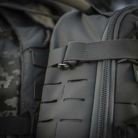 Lähikuva M-Tac Sturm Elite Gen.II:n Cordura-kankaasta ja MOLLE Laser Cut -järjestelmästä.