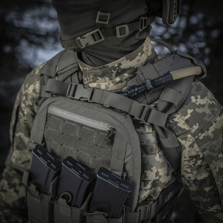 M-Tac Sturm Elite Gen.II sotilaan kantamana, maastokuvioasu ja taktinen varustus, MOLLE edessä näkyvissä.