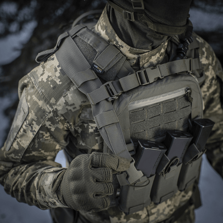 Sotilasvarusteet MOLLE Laser Cut -järjestelmällä ja maastopuvulla.