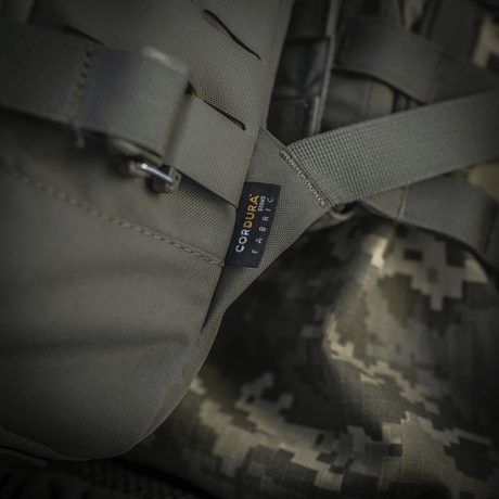 Lähikuva M-Tac Sturm Elite Gen.II:stä Cordura 500D -kankaalla ja digitaalisella maastokuvioinnilla.