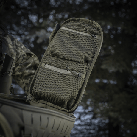 Avoin tasku M-Tac Sturm Elite Gen.II:ssa verkkotaskuilla EDC-varusteille, ihanteellinen kenttäolosuhteisiin ja lisävarusteille.