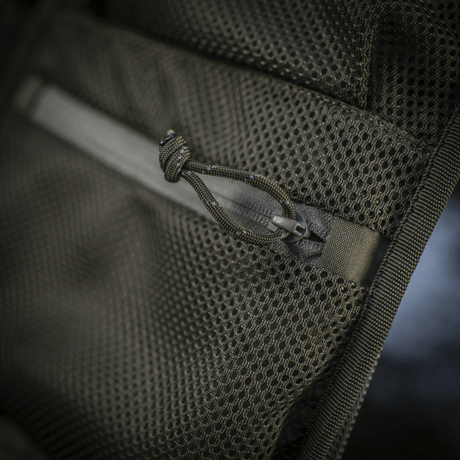 Yksityiskohta M-Tac Sturm Elite Gen.II:sta verkkotaskuilla EDC-varusteille ja Cordura-materiaalilla, ihanteellinen raid-käyttöön.