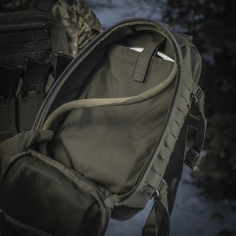M-Tac Sturm Elite Gen.II näyttää laukku-tyyppisen päätilan ja juomajärjestelmän, ihanteellinen kenttäretkille MOLLE-järjestelmällä lisävarusteille.