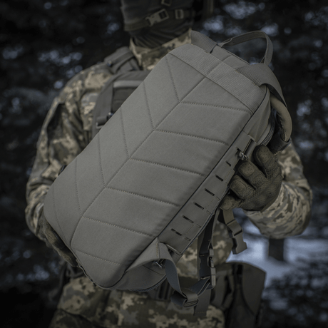 Taktinen M-Tac Sturm Elite Gen.II -reppu henkilön pitämänä maastovarusteissa.