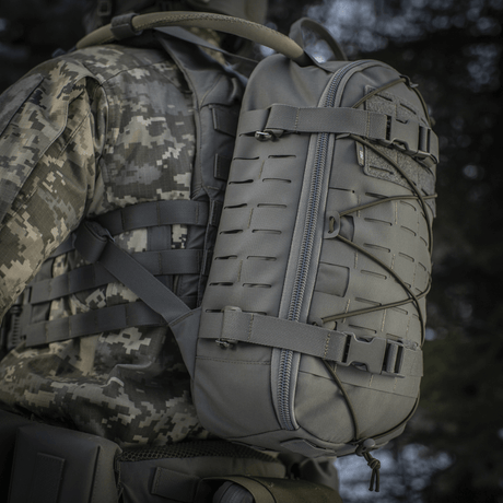 M-Tac Sturm Elite Gen.II henkilön kantamana, harmaa, varustettu MOLLE-järjestelmällä ja joustavalla nyörityksellä.