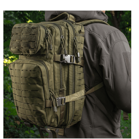M-Tac Large Assault Pack Laser Cut -reppu pehmustetuilla olkahihnoilla, sivunäkymä luonnossa