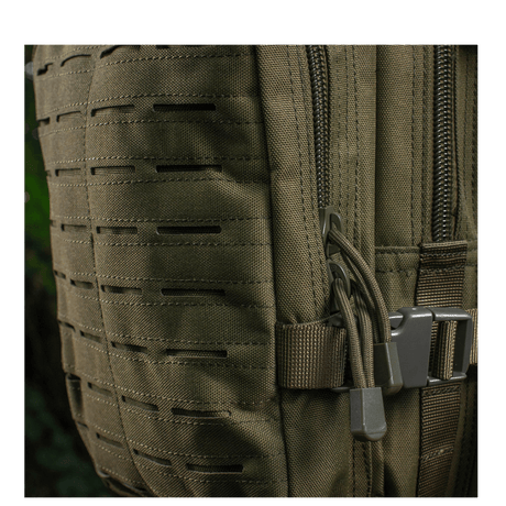M-Tac Large Assault Pack Laser Cut -reppu, vetoketju ja MOLLE-kiinnitys, yksityiskohta sivutaskusta