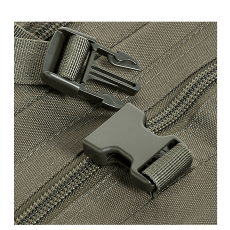 Lähikuva soljesta ja vetoketuista M-Tac Large Assault Pack Laser Cut -repussa, MOLLE-kiinnitys