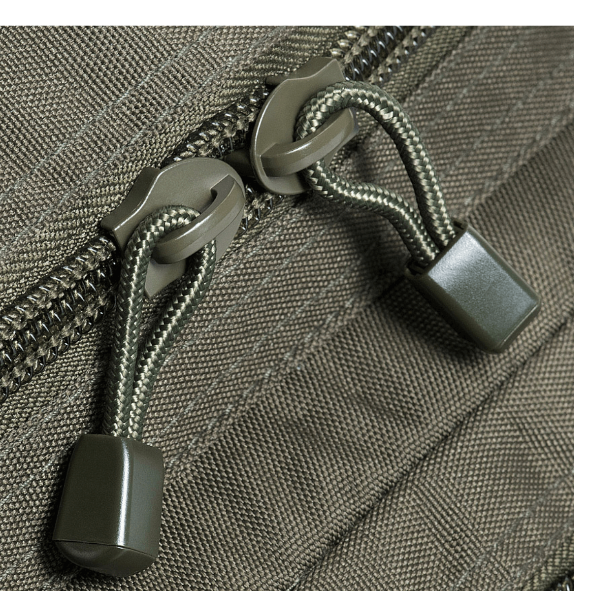 Nærbillede af lynlåse på M-Tac Large Assault Pack Rygsæk Laser Cut med robust konstruktion og MOLLE-system.