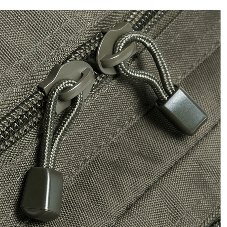 Lähikuva vetoketjuista M-Tac Large Assault Pack Laser Cut -repussa, tukeva rakenne ja MOLLE-järjestelmä