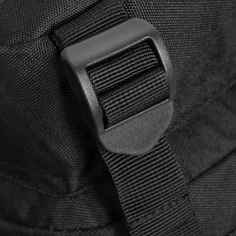 Nærbillede af M-Tac Assault Pack Laser Cut's robuste remsystem med let justering