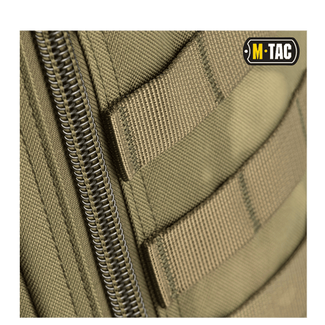 Lähikuva M-Tac Large Assault Pack -repusta, MOLLE-kiinnitys ja vetoketjudetaljit.