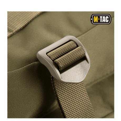 Yksityiskohta M-Tac Large Assault Pack -repusta, MOLLE-kiinnitys ja pehmustetut olkahihnat miellyttävään kantamiseen.