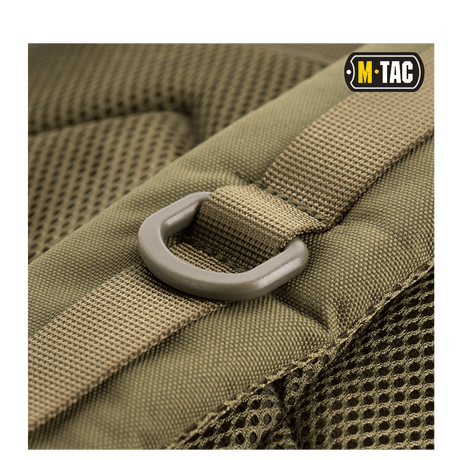 Yksityiskuva M-Tac Large Assault Pack -repusta, MOLLE-kiinnitys ja metallirengas.