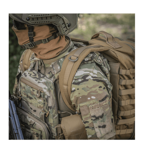 M-Tac Large Assault Pack -reppu MOLLE-järjestelmällä ja pehmustetuilla olkahihnoilla, nähtynä henkilöllä maastovarusteissa.