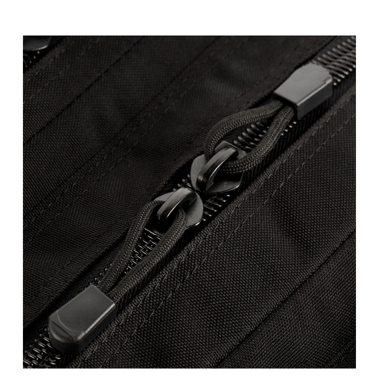 Lukkemekanisme på M-Tac Large Assault Pack Rygsæk med to store lynlåslommer.