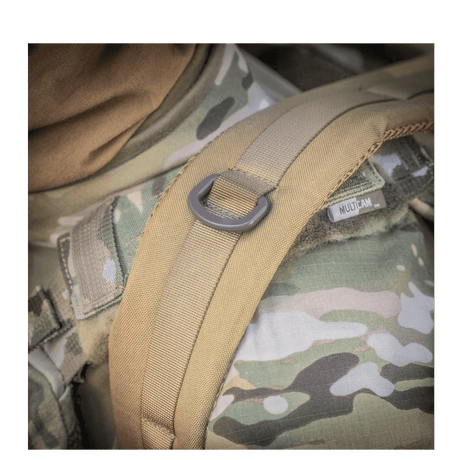 Ruskea maastokuvioinen olkahihna M-Tac Large Assault Pack -repusta, pehmustettu ja säädettävä mukavaan kantoon.