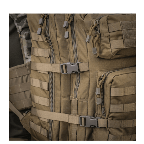 M-Tac Large Assault Pack -reppu MOLLE-järjestelmällä, pehmustetut olkahihnat ja useita vetoketjutaskuja.