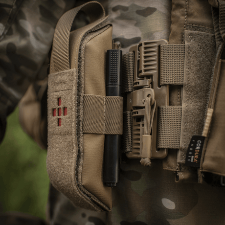 M-Tac-tasku Tourniquet Closed -tourniquitille, Cordura-nyloni, tarrakiinnitys ja lääkintäembleemi, gallerian sijainti 1, taktiseen ensiapuun.