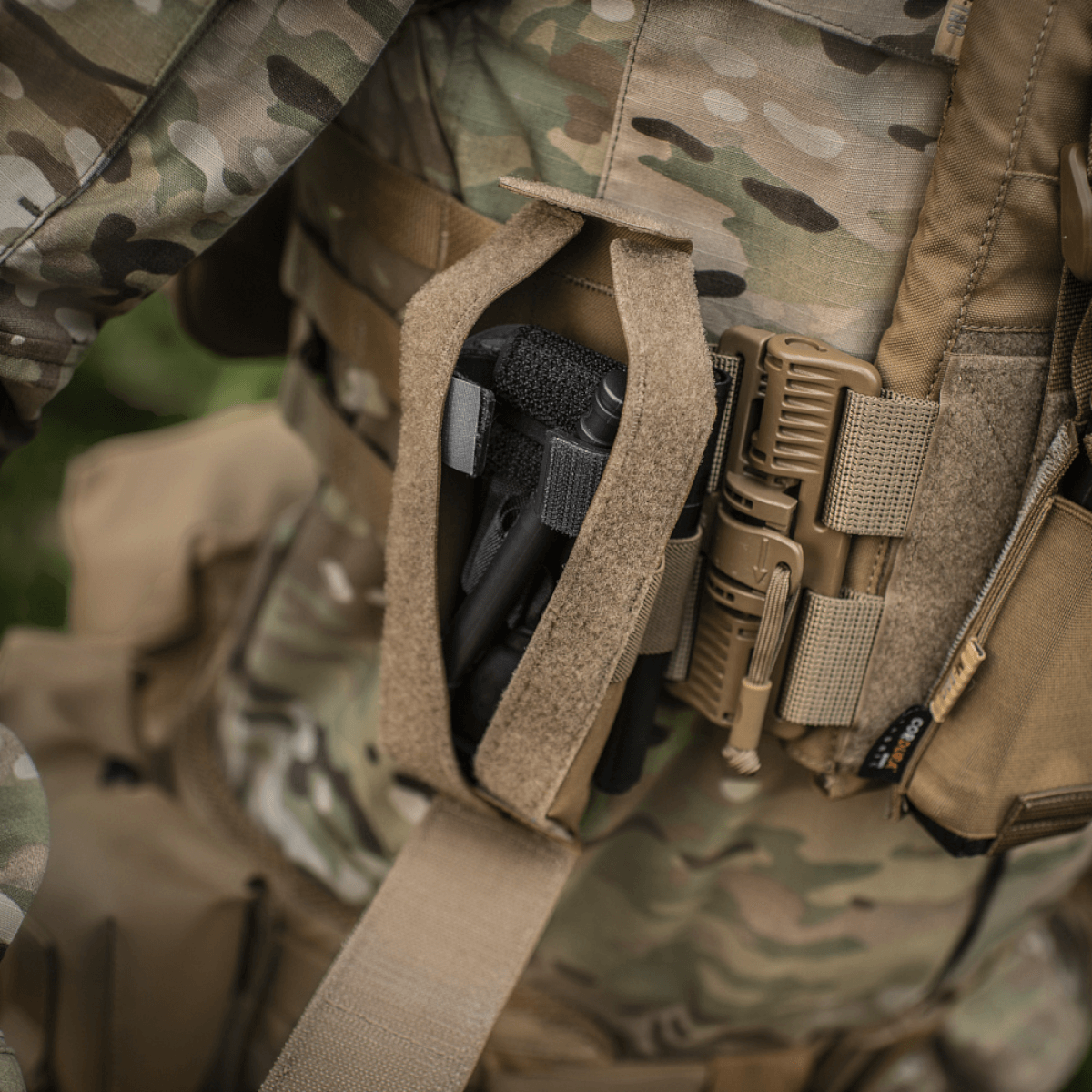 M-Tac Lomme til Tourniquet Closed monteret på taktisk vest i camouflagedesign.