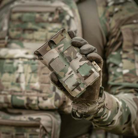 M-Tac Double Magazine Pouch APS Laser Cut käytössä, pidetään henkilön toimesta camo-vaatetuksessa. Kevyt, kompakti kahdelle APS-lippaalle.
