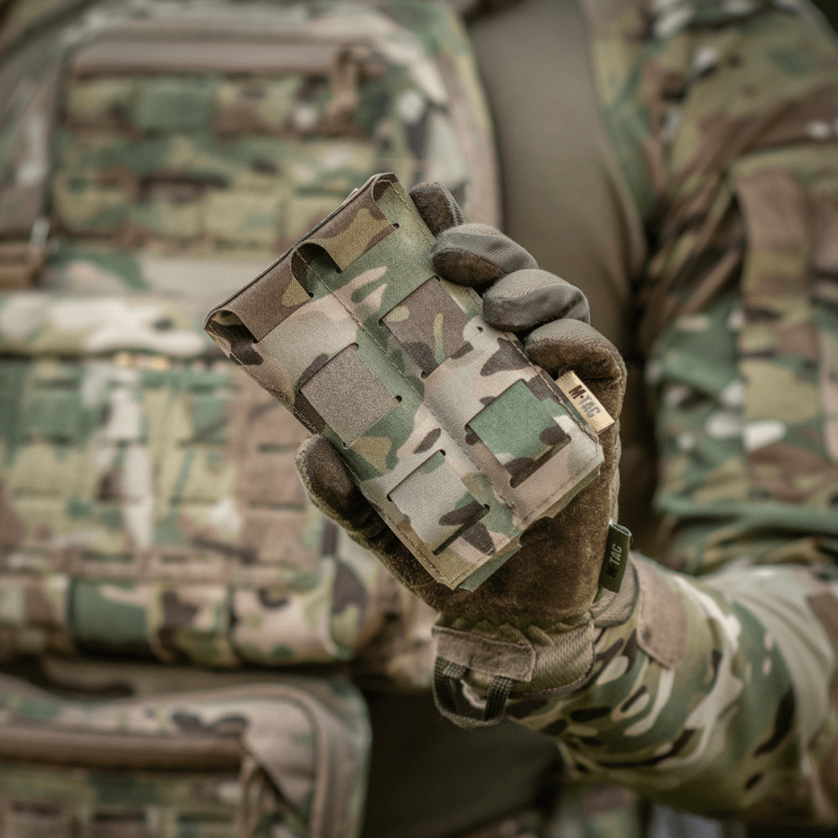 M‑Tac Double Magazine Pouch APS Laser Cut i brug, holdt af en person i militært camouflagetøj. Let, kompakt design til APS-magasiner.