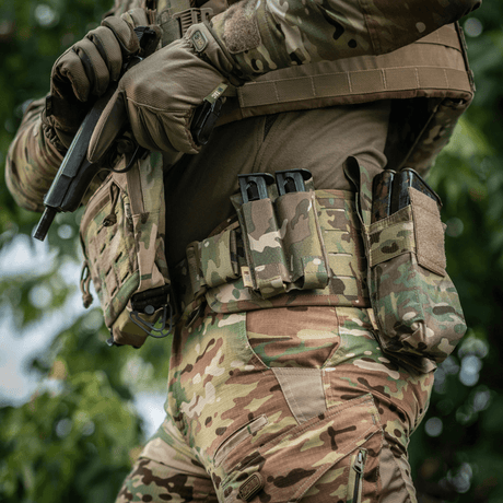 M-Tac Double Magazine Pouch APS Laser Cut kiinnitettynä sotilaan vyöhön camo-kuosissa.