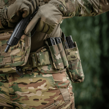 M-Tac Double Magazine Pouch APS Laser Cut käytössä taktivestissä nopeaan lippaiden saatavuuteen, valmistettu Cordura-materiaalista, MOLLE.